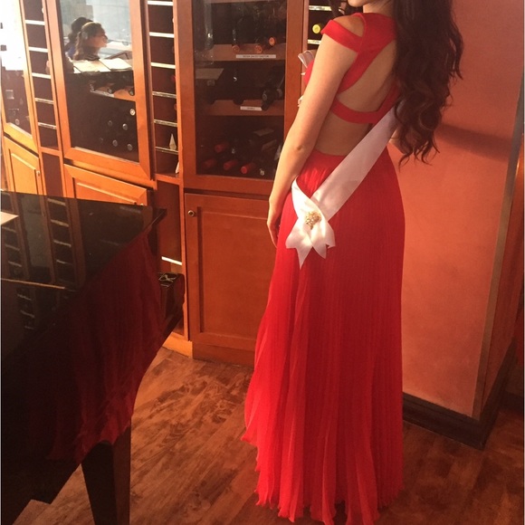 Red cut-out gown - Picture 9 of 9